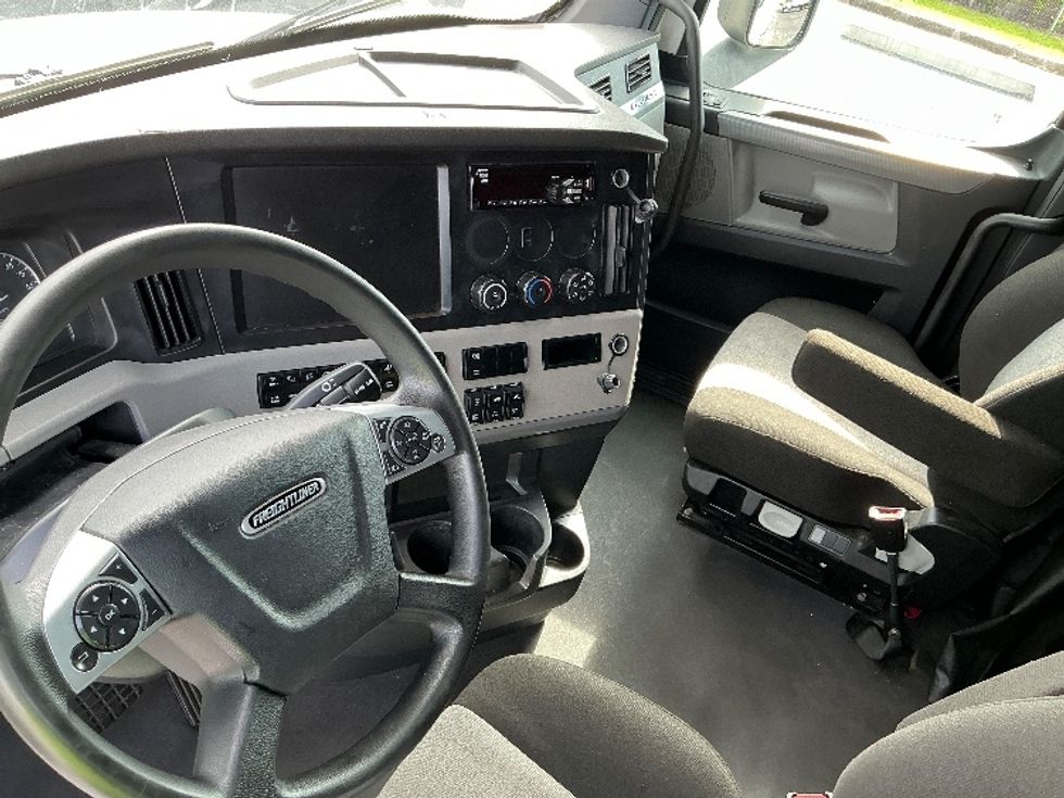 Sleeper Tractor-Heavy Duty Tractors-Freightliner-2021-T12664ST-Mobile-AL-624,619\n\t\tmiles-$ 52,500 - Image 10