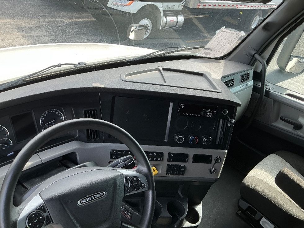 Sleeper Tractor-Heavy Duty Tractors-Freightliner-2021-T12664ST-Mobile-AL-624,619\n\t\tmiles-$ 52,500 - Image 11