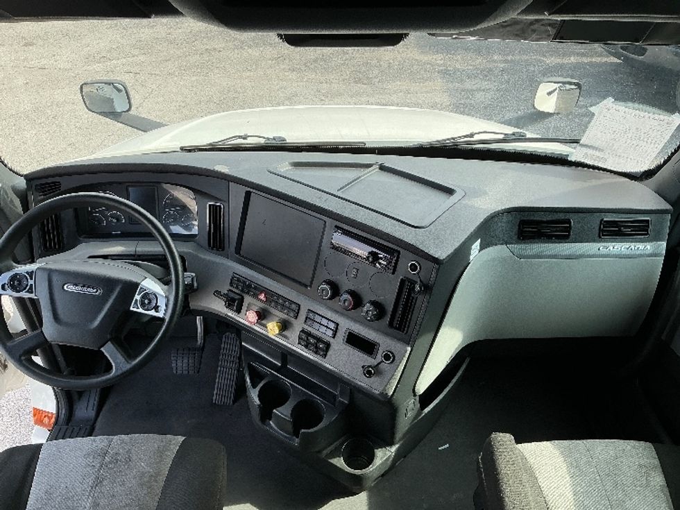 Sleeper Tractor-Heavy Duty Tractors-Freightliner-2021-T12664ST-Mobile-AL-624,619\n\t\tmiles-$ 52,500 - Image 12