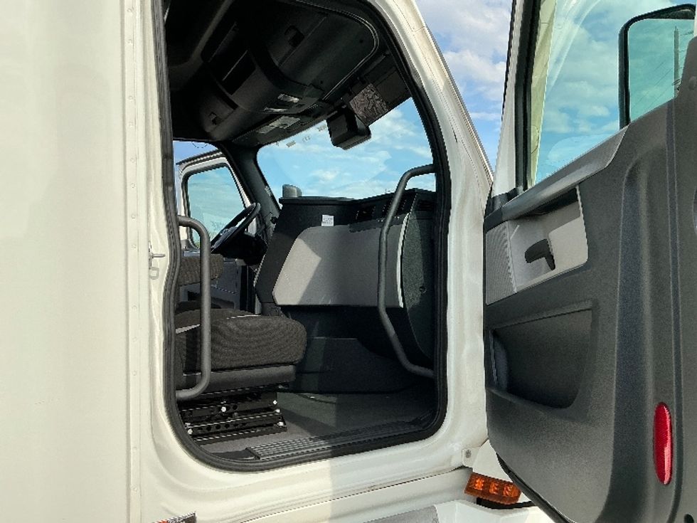 Sleeper Tractor-Heavy Duty Tractors-Freightliner-2021-T12664ST-Mobile-AL-624,619\n\t\tmiles-$ 52,500 - Image 13