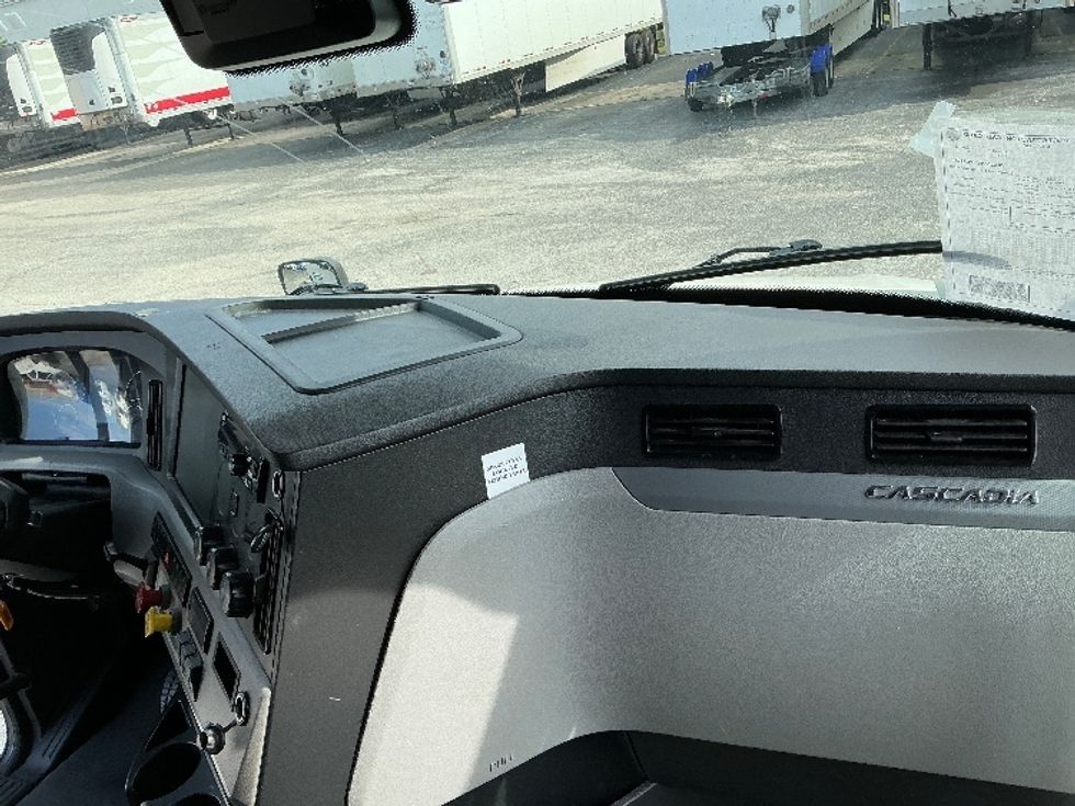 Sleeper Tractor-Heavy Duty Tractors-Freightliner-2021-T12664ST-Mobile-AL-624,619\n\t\tmiles-$ 52,500 - Image 14