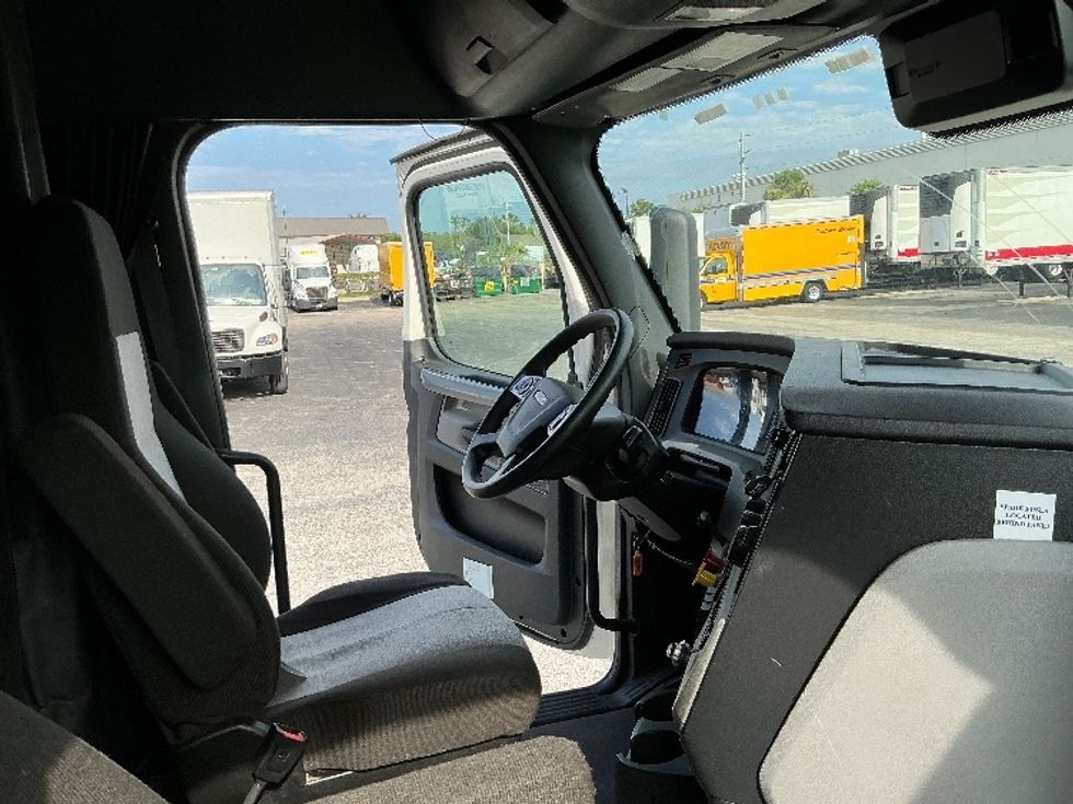 Sleeper Tractor-Heavy Duty Tractors-Freightliner-2021-T12664ST-Mobile-AL-624,619\n\t\tmiles-$ 52,500 - Image 15