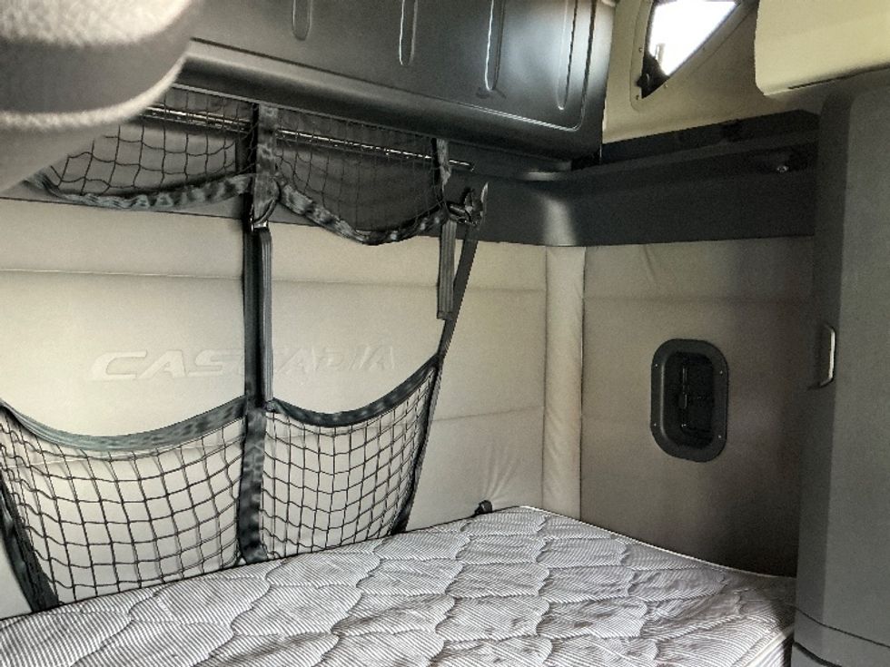 Sleeper Tractor-Heavy Duty Tractors-Freightliner-2021-T12664ST-Mobile-AL-624,619\n\t\tmiles-$ 52,500 - Image 16