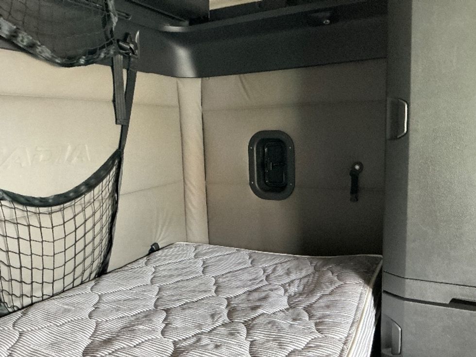 Sleeper Tractor-Heavy Duty Tractors-Freightliner-2021-T12664ST-Mobile-AL-624,619\n\t\tmiles-$ 52,500 - Image 18