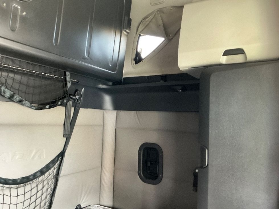 Sleeper Tractor-Heavy Duty Tractors-Freightliner-2021-T12664ST-Mobile-AL-624,619\n\t\tmiles-$ 52,500 - Image 19