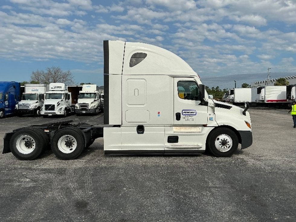 Sleeper Tractor-Heavy Duty Tractors-Freightliner-2021-T12664ST-Mobile-AL-624,619\n\t\tmiles-$ 52,500 - Image 8
