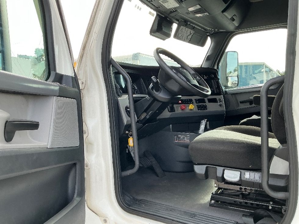 Sleeper Tractor-Heavy Duty Tractors-Freightliner-2021-T12664ST-Mobile-AL-624,619\n\t\tmiles-$ 52,500 - Image 9