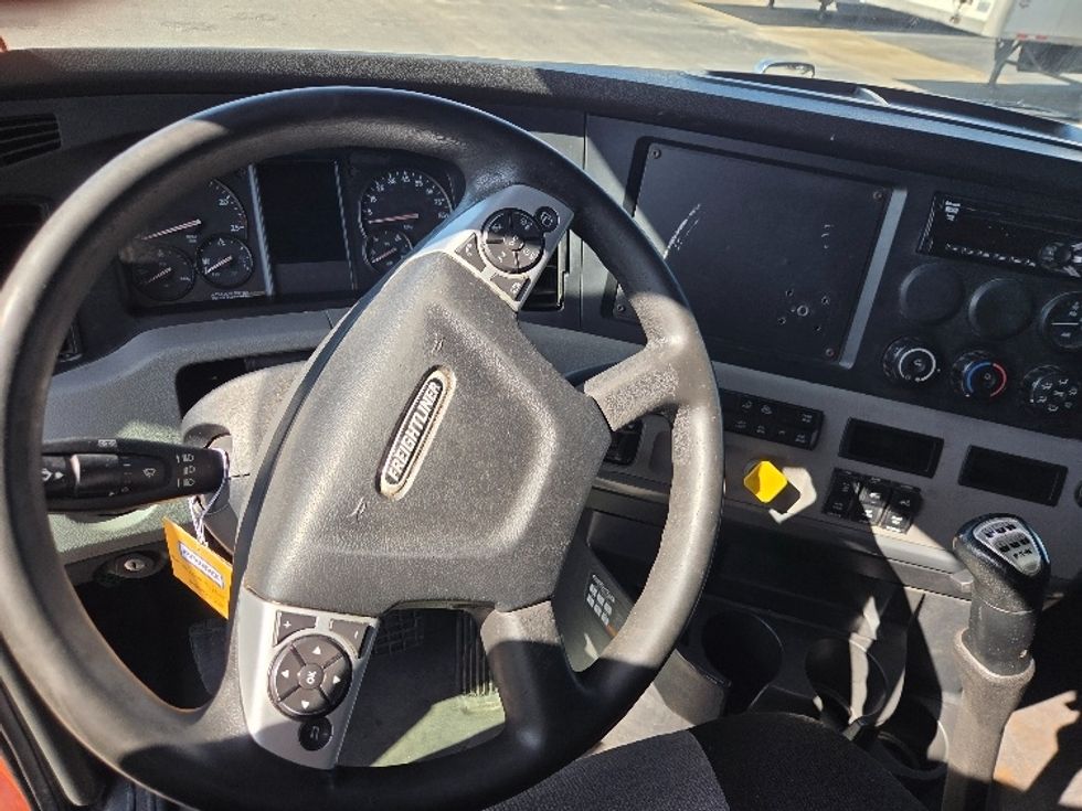 Sleeper Tractor-Heavy Duty Tractors-Freightliner-2021-T12664ST-Mobile-AL-648,277\n\t\tmiles-$ 48,000 - Image 11