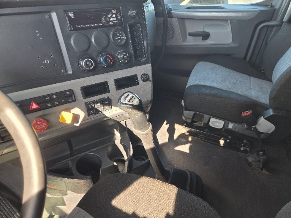 Sleeper Tractor-Heavy Duty Tractors-Freightliner-2021-T12664ST-Mobile-AL-648,277\n\t\tmiles-$ 48,000 - Image 12
