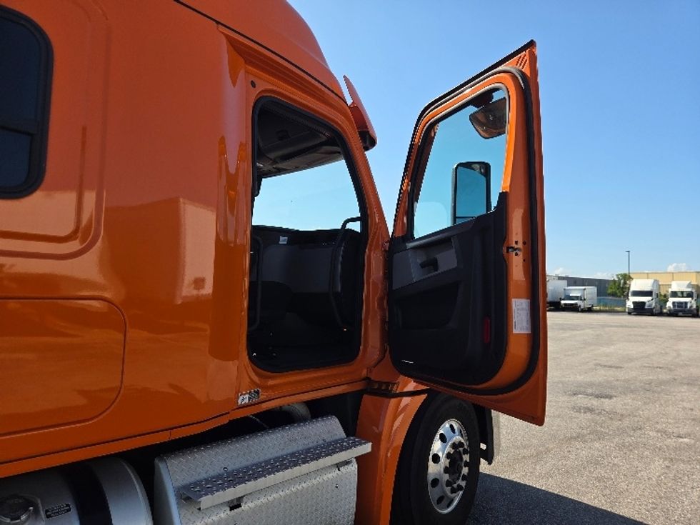 Sleeper Tractor-Heavy Duty Tractors-Freightliner-2021-T12664ST-Mobile-AL-648,277\n\t\tmiles-$ 48,000 - Image 13
