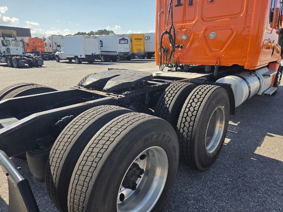 Sleeper Tractor-Heavy Duty Tractors-Freightliner-2021-T12664ST-Mobile-AL-648,277\n\t\tmiles-$ 48,000 - Image 24