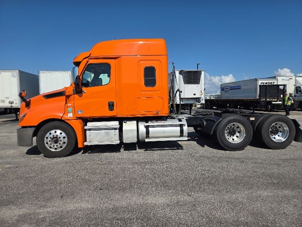 Sleeper Tractor-Heavy Duty Tractors-Freightliner-2021-T12664ST-Mobile-AL-648,277\n\t\tmiles-$ 48,000 - Image 4