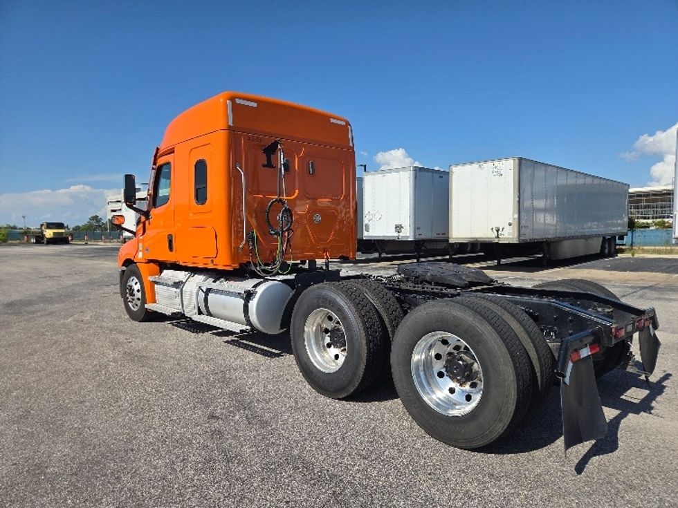 Sleeper Tractor-Heavy Duty Tractors-Freightliner-2021-T12664ST-Mobile-AL-648,277\n\t\tmiles-$ 48,000 - Image 5