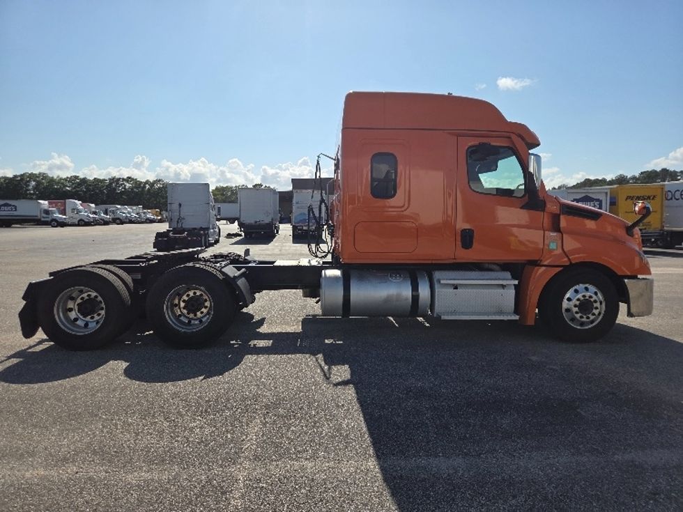 Sleeper Tractor-Heavy Duty Tractors-Freightliner-2021-T12664ST-Mobile-AL-648,277\n\t\tmiles-$ 48,000 - Image 8