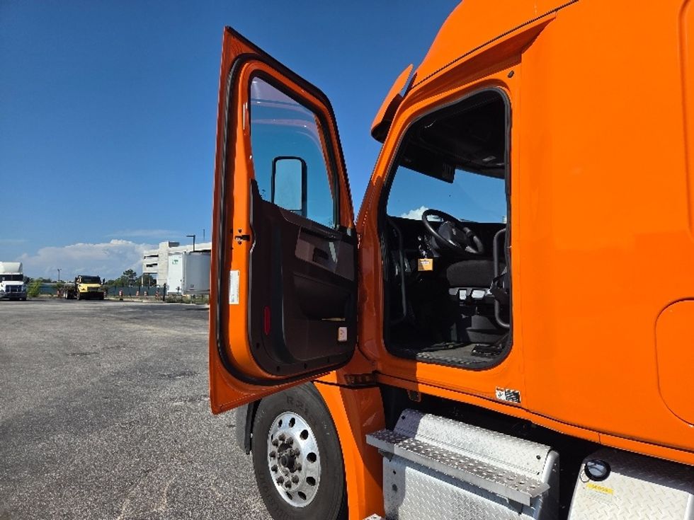Sleeper Tractor-Heavy Duty Tractors-Freightliner-2021-T12664ST-Mobile-AL-648,277\n\t\tmiles-$ 48,000 - Image 9