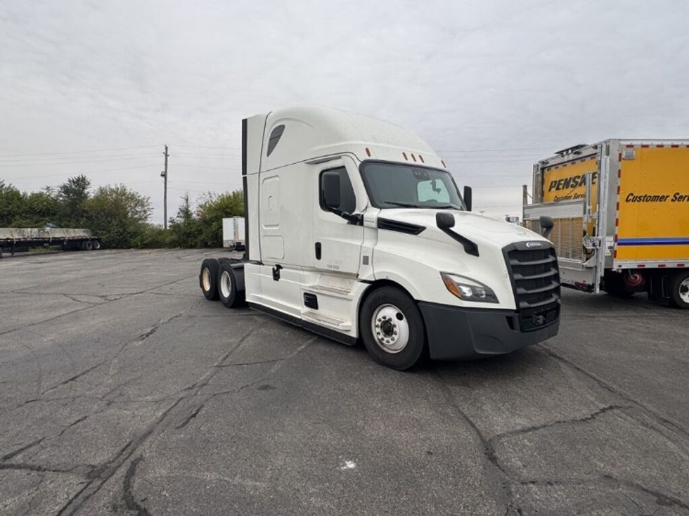 Sleeper Tractor-Heavy Duty Tractors-Freightliner-2021-T12664ST-Monroe-OH-512,765\n\t\tmiles-$ 61,000 - Image 1