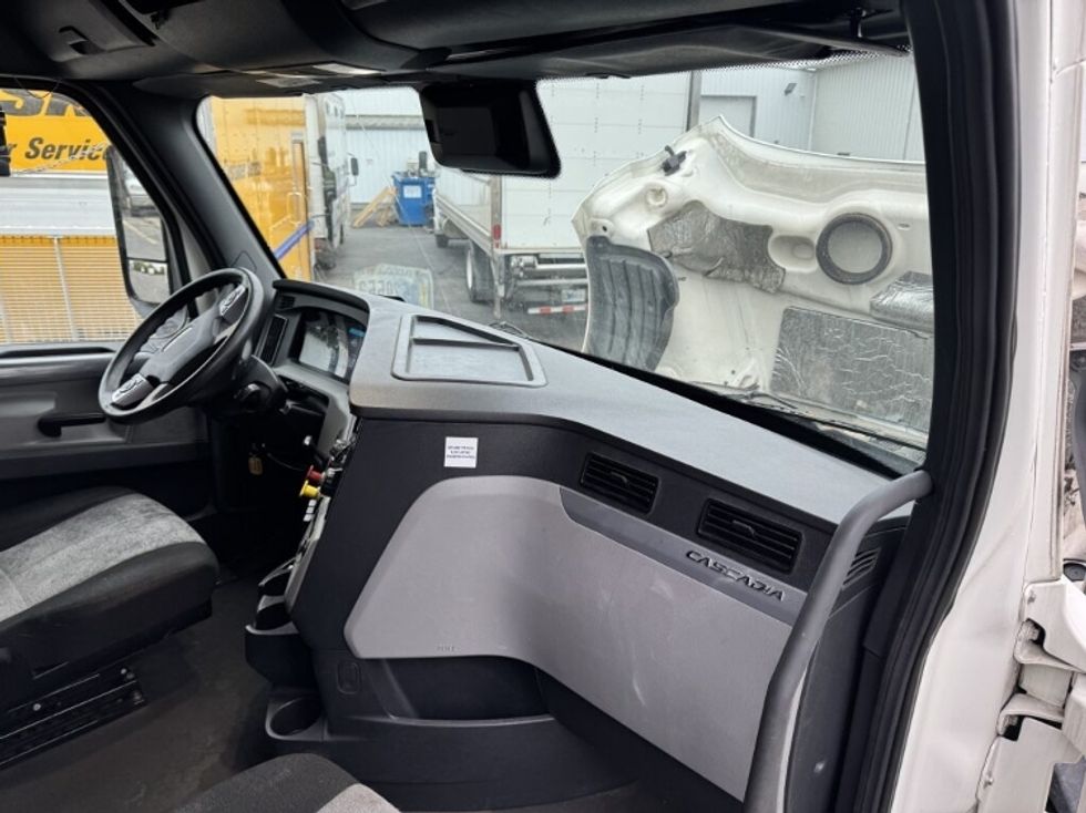 Sleeper Tractor-Heavy Duty Tractors-Freightliner-2021-T12664ST-Monroe-OH-512,765\n\t\tmiles-$ 61,000 - Image 12