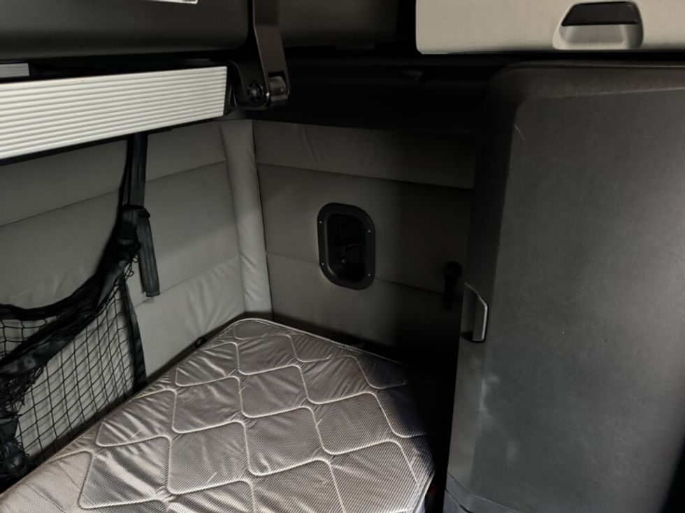 Sleeper Tractor-Heavy Duty Tractors-Freightliner-2021-T12664ST-Monroe-OH-512,765\n\t\tmiles-$ 61,000 - Image 14