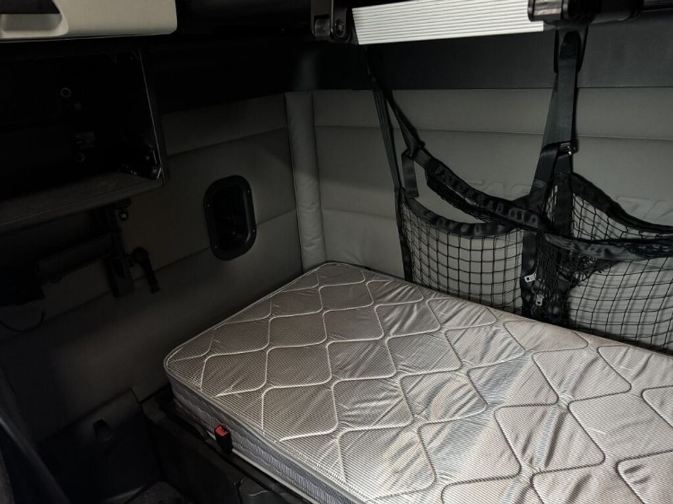 Sleeper Tractor-Heavy Duty Tractors-Freightliner-2021-T12664ST-Monroe-OH-512,765\n\t\tmiles-$ 61,000 - Image 15