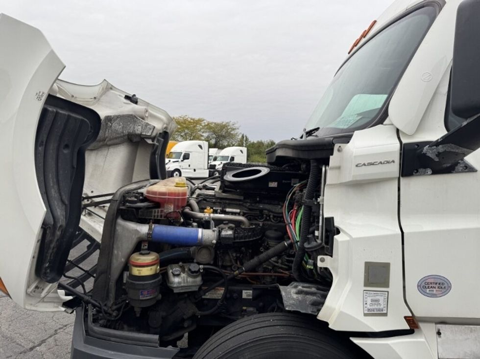 Sleeper Tractor-Heavy Duty Tractors-Freightliner-2021-T12664ST-Monroe-OH-512,765\n\t\tmiles-$ 61,000 - Image 17