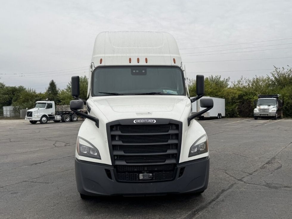 2021 Freightliner Cascadia 126" Sleeper Cab photo 2