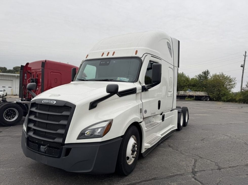 2021 Freightliner Cascadia 126" Sleeper Cab photo 3