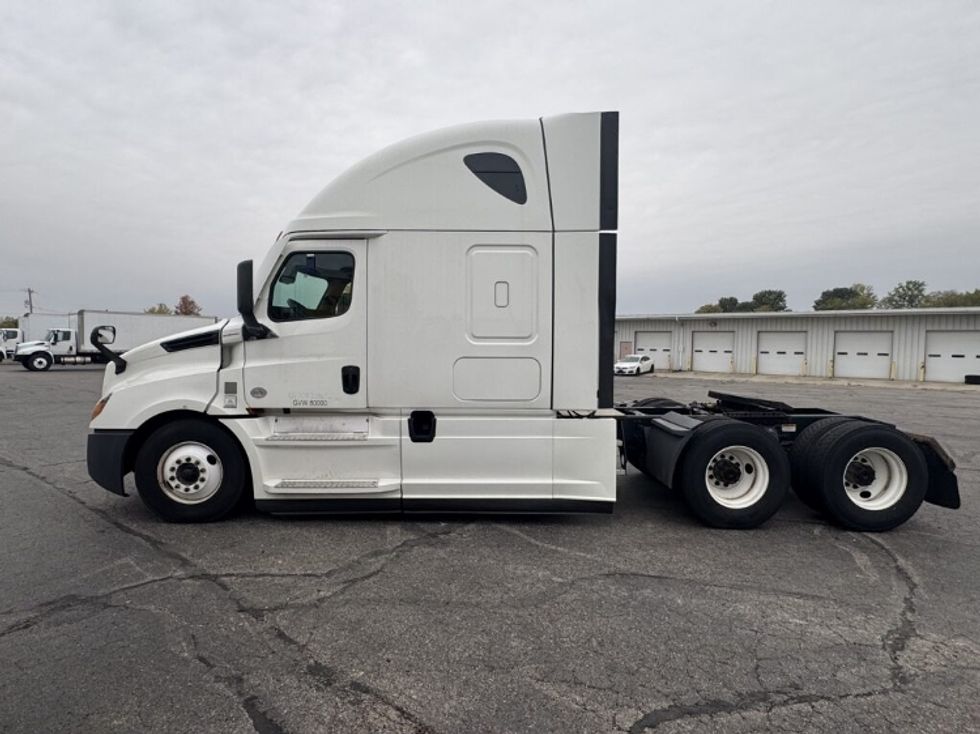 2021 Freightliner Cascadia 126" Sleeper Cab photo 4