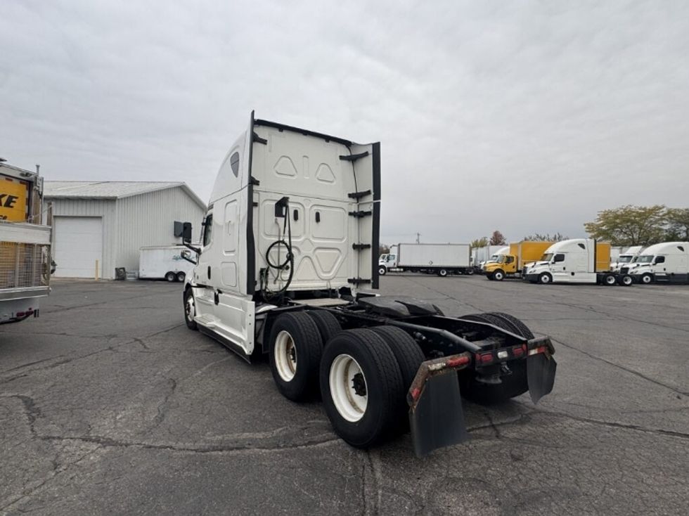 Sleeper Tractor-Heavy Duty Tractors-Freightliner-2021-T12664ST-Monroe-OH-512,765\n\t\tmiles-$ 61,000 - Image 5
