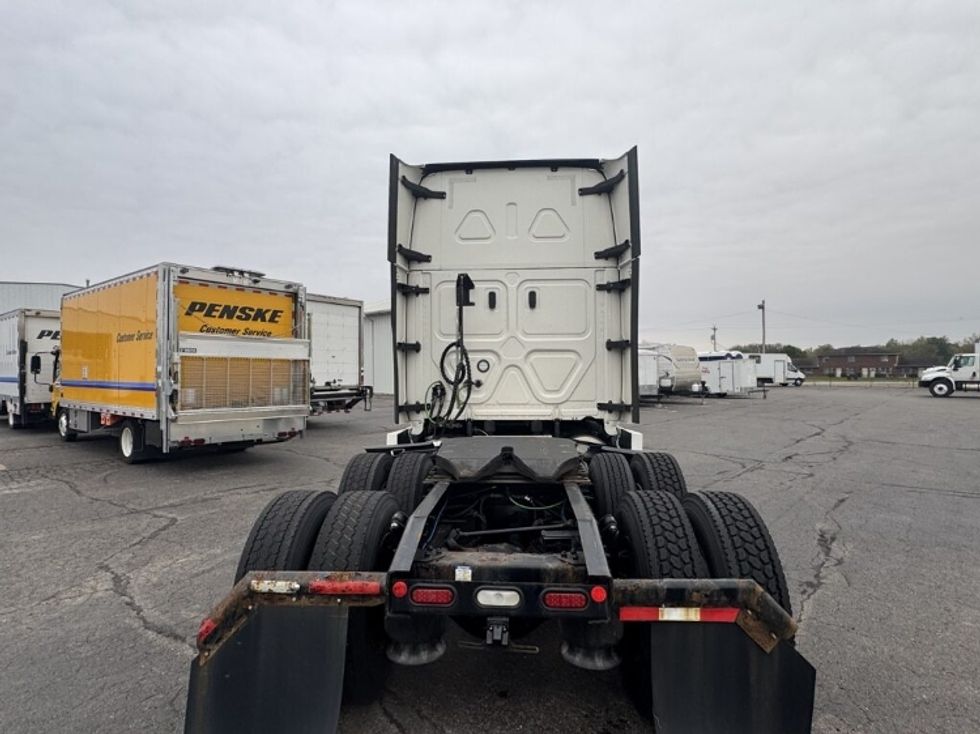 Sleeper Tractor-Heavy Duty Tractors-Freightliner-2021-T12664ST-Monroe-OH-512,765\n\t\tmiles-$ 61,000 - Image 6