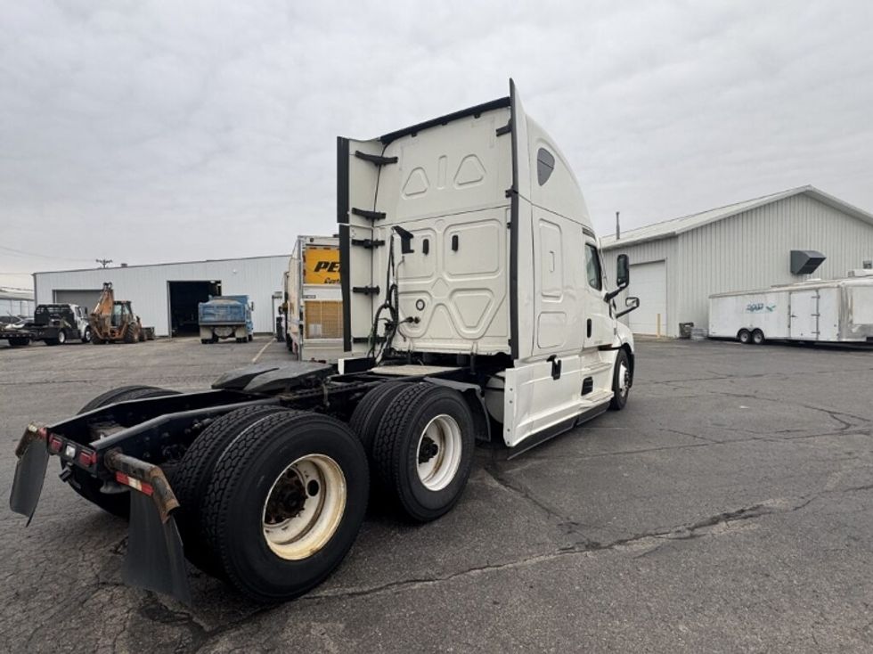 Sleeper Tractor-Heavy Duty Tractors-Freightliner-2021-T12664ST-Monroe-OH-512,765\n\t\tmiles-$ 61,000 - Image 7
