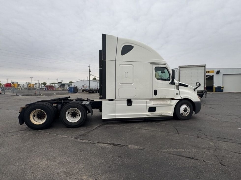 Sleeper Tractor-Heavy Duty Tractors-Freightliner-2021-T12664ST-Monroe-OH-512,765\n\t\tmiles-$ 61,000 - Image 8