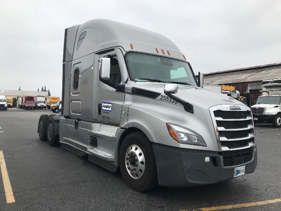 Sleeper Tractor-Heavy Duty Tractors-Freightliner-2021-T12664ST-Montebello-CA-539,114\n\t\tmiles-$ 70,000 - Image 1
