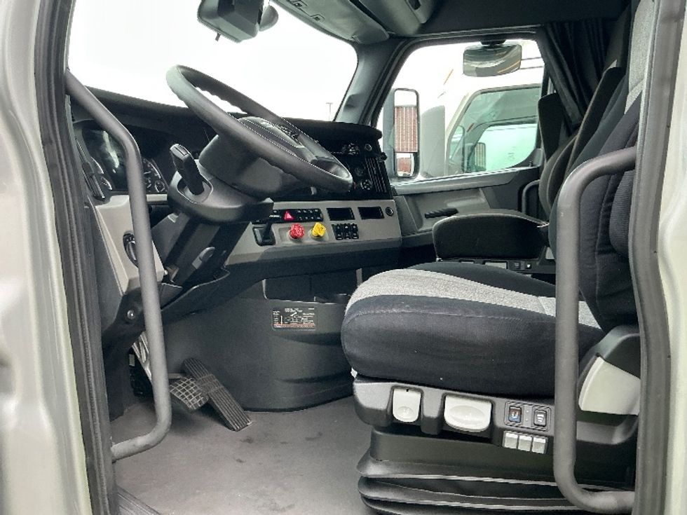 Sleeper Tractor-Heavy Duty Tractors-Freightliner-2021-T12664ST-Montebello-CA-539,114\n\t\tmiles-$ 70,000 - Image 10