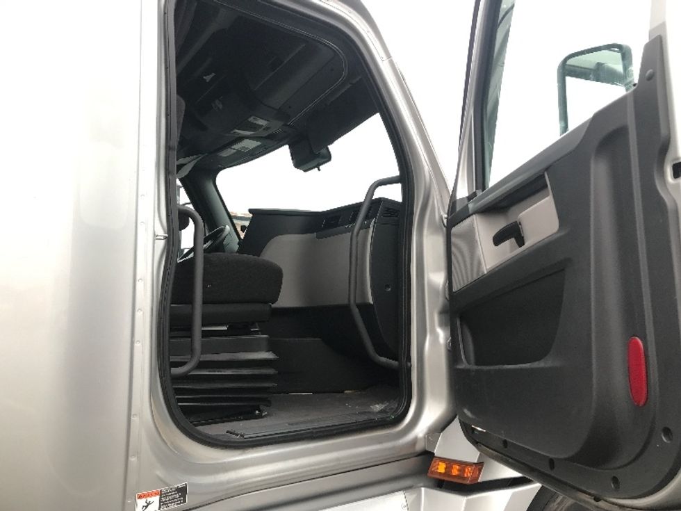 Sleeper Tractor-Heavy Duty Tractors-Freightliner-2021-T12664ST-Montebello-CA-539,114\n\t\tmiles-$ 70,000 - Image 13