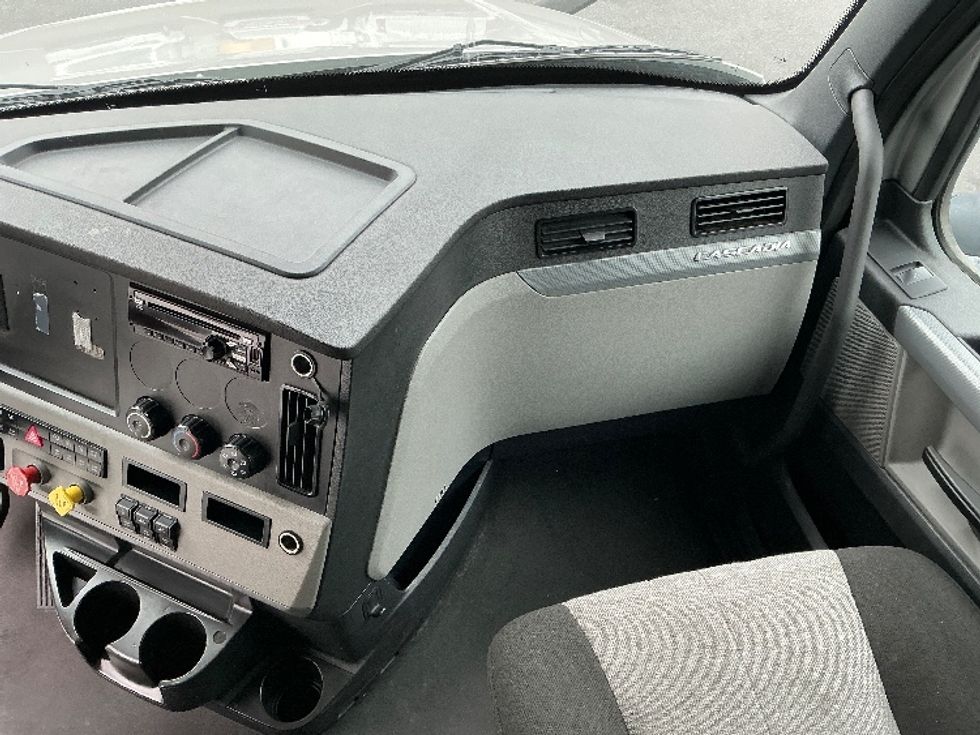 Sleeper Tractor-Heavy Duty Tractors-Freightliner-2021-T12664ST-Montebello-CA-539,114\n\t\tmiles-$ 70,000 - Image 14