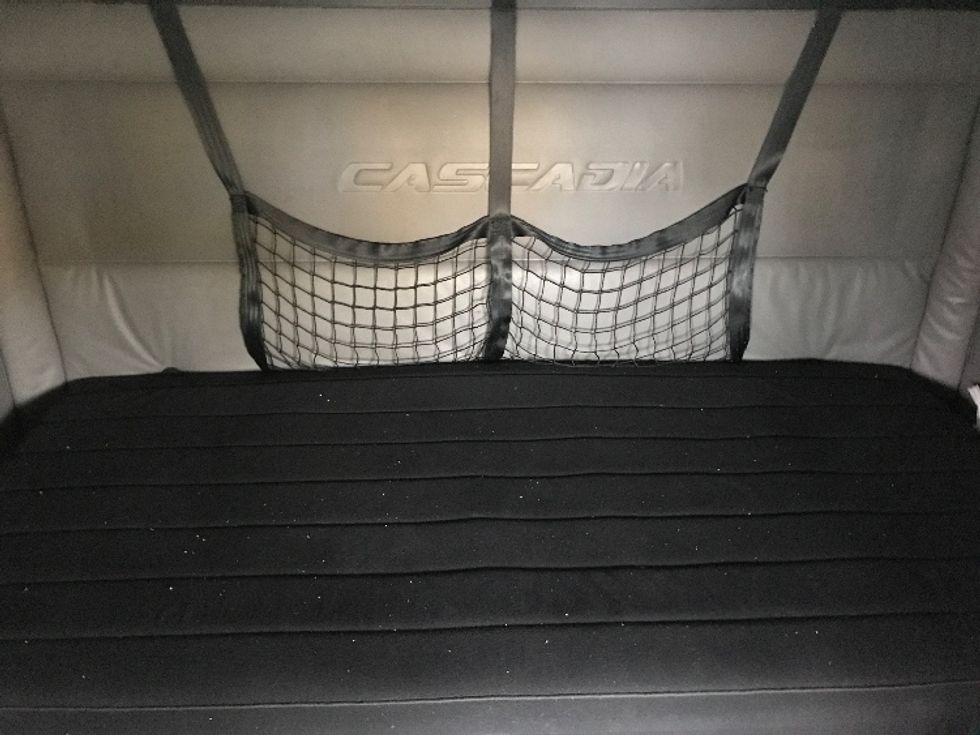 Sleeper Tractor-Heavy Duty Tractors-Freightliner-2021-T12664ST-Montebello-CA-539,114\n\t\tmiles-$ 70,000 - Image 17