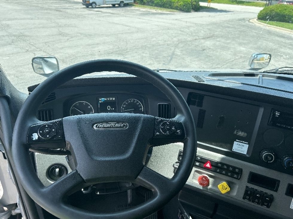 Sleeper Tractor-Heavy Duty Tractors-Freightliner-2021-T12664ST-Montebello-CA-539,128\n\t\tmiles-$ 67,500 - Image 11