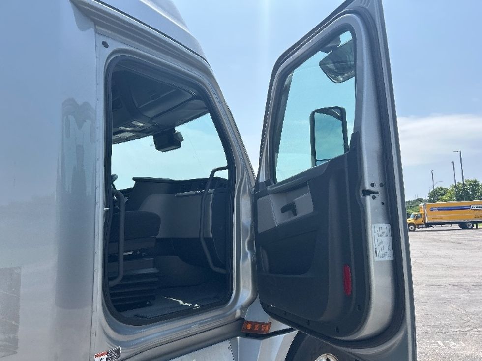Sleeper Tractor-Heavy Duty Tractors-Freightliner-2021-T12664ST-Montebello-CA-539,128\n\t\tmiles-$ 67,500 - Image 13