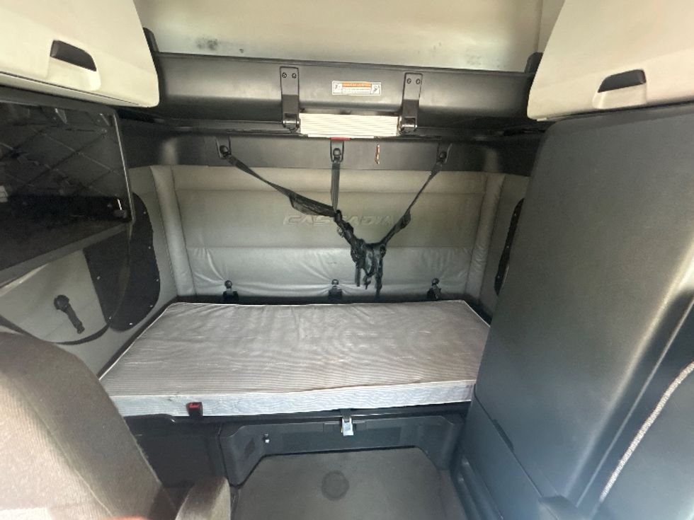 Sleeper Tractor-Heavy Duty Tractors-Freightliner-2021-T12664ST-Montebello-CA-539,128\n\t\tmiles-$ 67,500 - Image 16