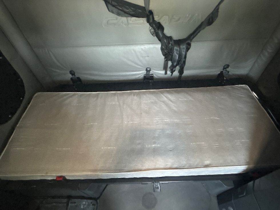 Sleeper Tractor-Heavy Duty Tractors-Freightliner-2021-T12664ST-Montebello-CA-539,128\n\t\tmiles-$ 67,500 - Image 17