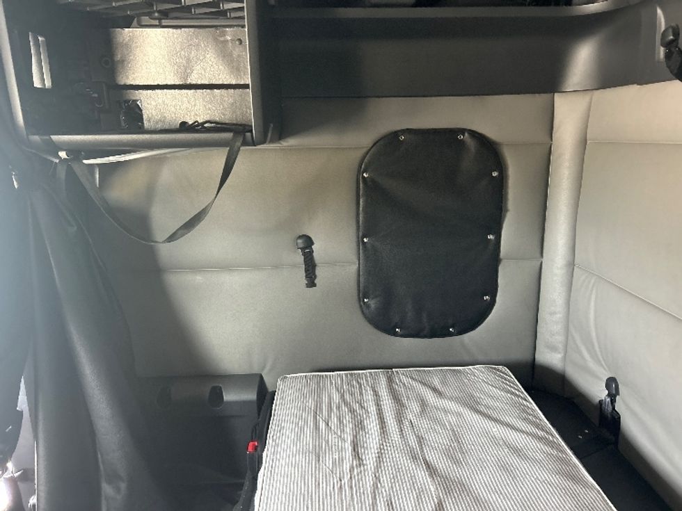Sleeper Tractor-Heavy Duty Tractors-Freightliner-2021-T12664ST-Montebello-CA-539,128\n\t\tmiles-$ 67,500 - Image 20