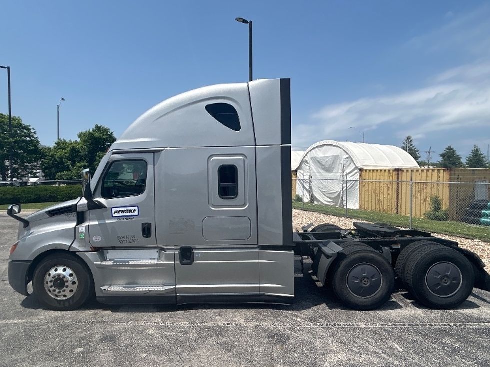 Sleeper Tractor-Heavy Duty Tractors-Freightliner-2021-T12664ST-Montebello-CA-539,128\n\t\tmiles-$ 67,500 - Image 4