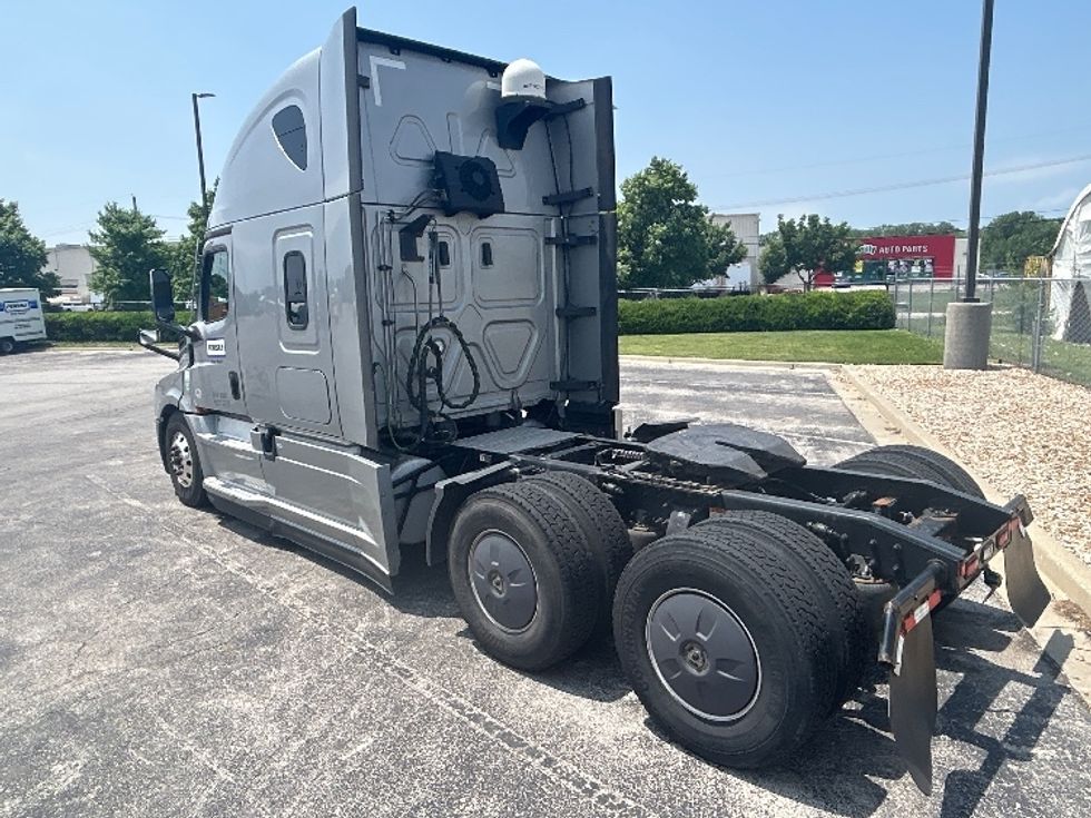 Sleeper Tractor-Heavy Duty Tractors-Freightliner-2021-T12664ST-Montebello-CA-539,128\n\t\tmiles-$ 67,500 - Image 5