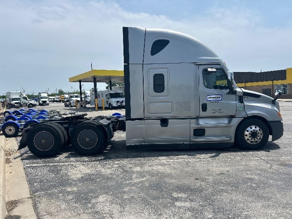 Sleeper Tractor-Heavy Duty Tractors-Freightliner-2021-T12664ST-Montebello-CA-539,128\n\t\tmiles-$ 67,500 - Image 8