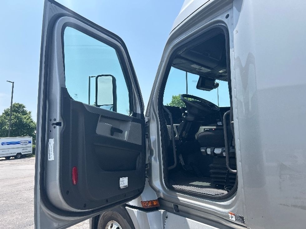 Sleeper Tractor-Heavy Duty Tractors-Freightliner-2021-T12664ST-Montebello-CA-539,128\n\t\tmiles-$ 67,500 - Image 9