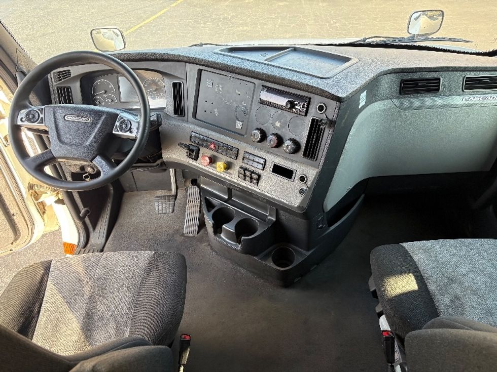 Sleeper Tractor-Heavy Duty Tractors-Freightliner-2021-T12664ST-Montebello-CA-658,781\n\t\tmiles-$ 67,750 - Image 12