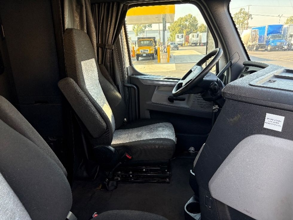 Sleeper Tractor-Heavy Duty Tractors-Freightliner-2021-T12664ST-Montebello-CA-658,781\n\t\tmiles-$ 67,750 - Image 15