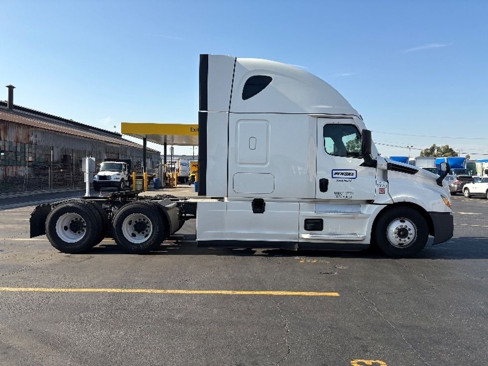 Sleeper Tractor-Heavy Duty Tractors-Freightliner-2021-T12664ST-Montebello-CA-658,781\n\t\tmiles-$ 67,750 - Image 8