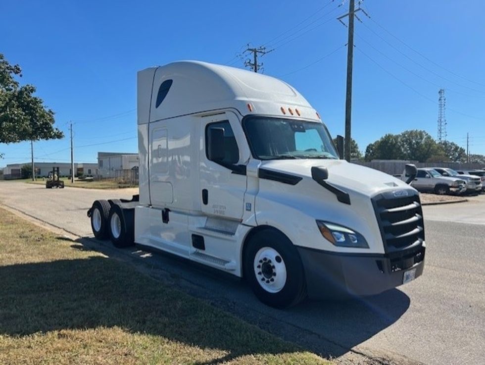 Sleeper Tractor-Heavy Duty Tractors-Freightliner-2021-T12664ST-Montgomery-AL-560,077\n\t\tmiles-$ 59,750 - Image 1