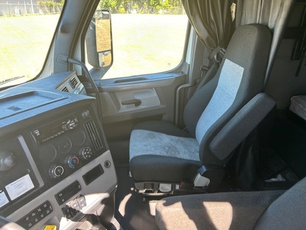 Sleeper Tractor-Heavy Duty Tractors-Freightliner-2021-T12664ST-Montgomery-AL-560,077\n\t\tmiles-$ 59,750 - Image 10